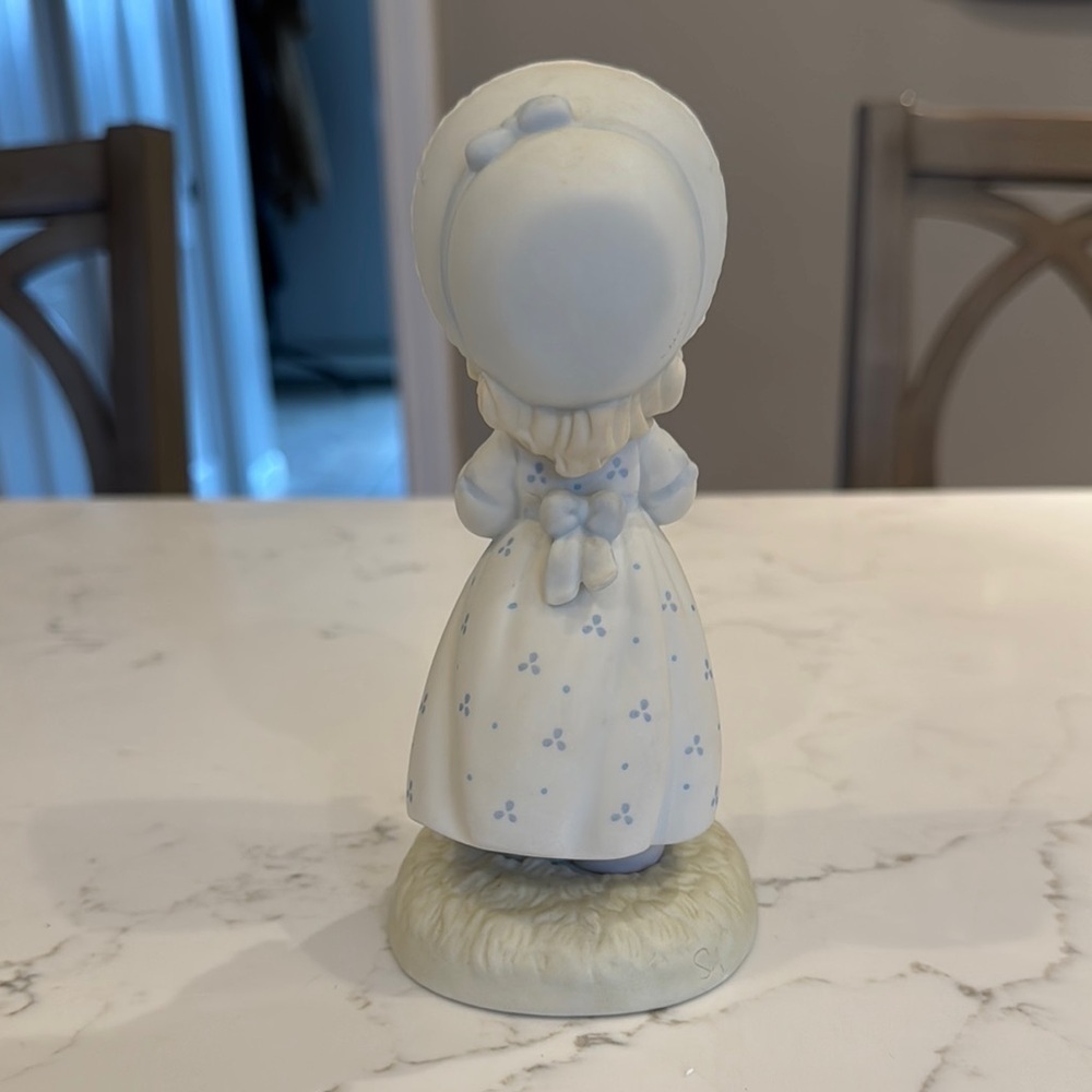 Charming Precious  Moments Figurine - He loves me he loves me not - Picture 4 of 5